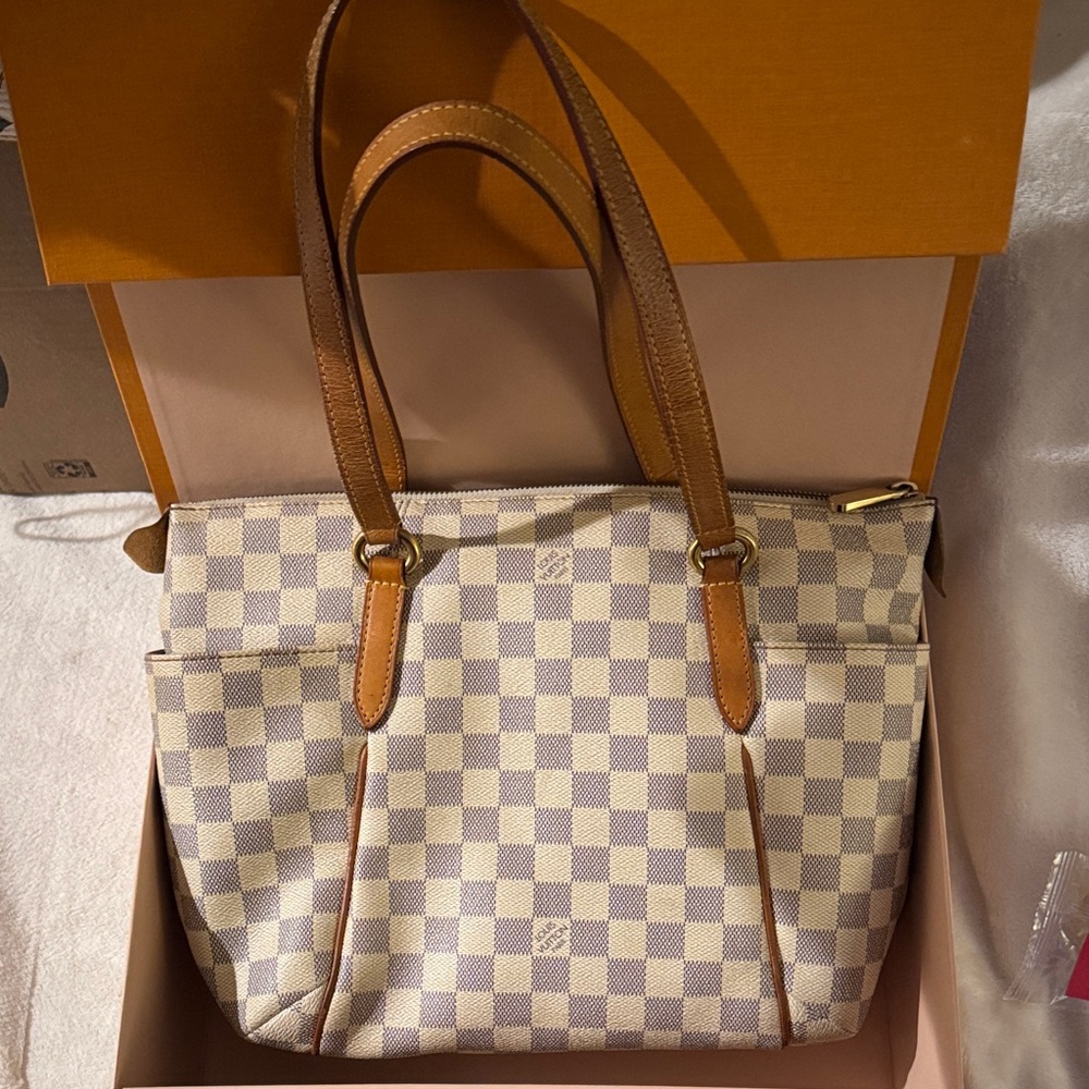 LOUIS VUITTON

Damier Azur. Elegant Checkered Tote with Tan Leather Straps
